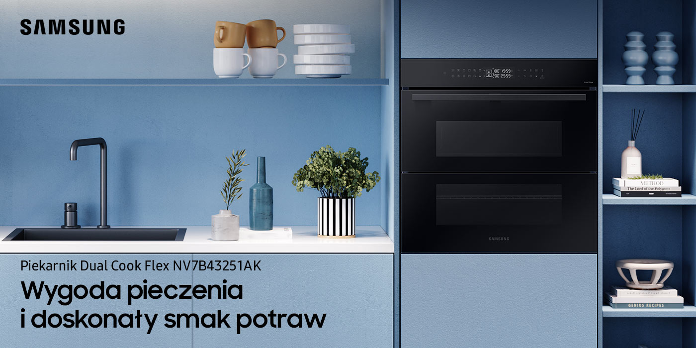 Na zdjęciu niebieskiego pomieszczenia kuchennego zobrazowany jest piekarnik Samsung Dual Cook Flex NV7B43251AK, który można kupić w sklepie Neonet.