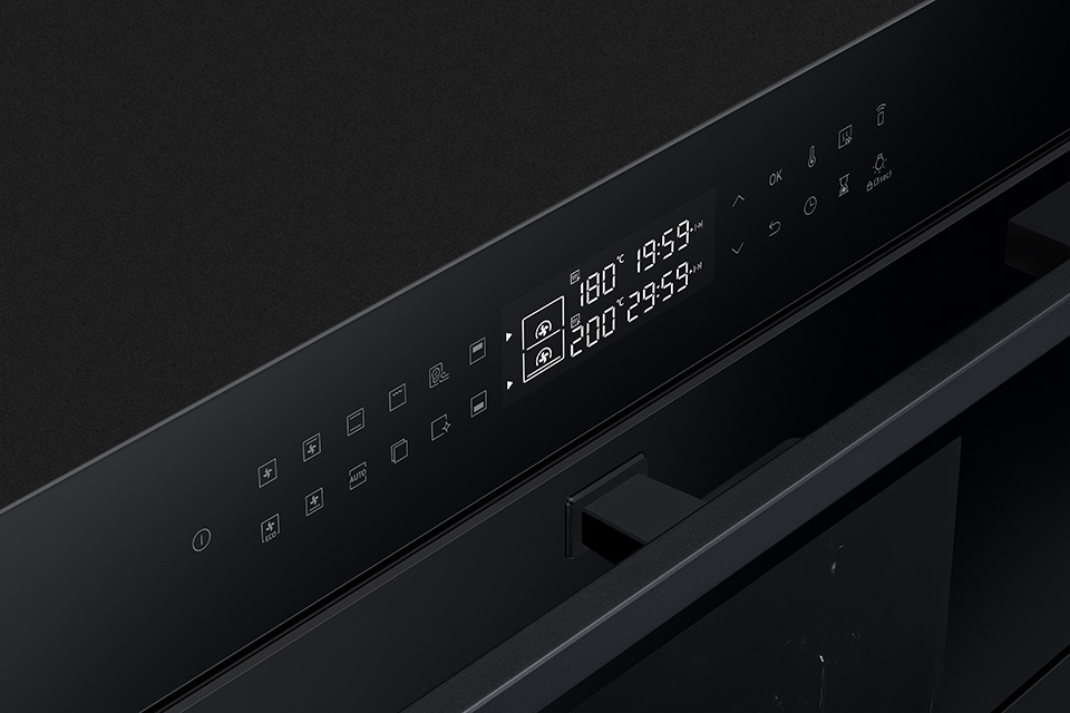 Zbliżenie na wyświetlacz i panel dotykowy piekarnika Dual Cook Flex, który można kupić w sklepach Neonet.