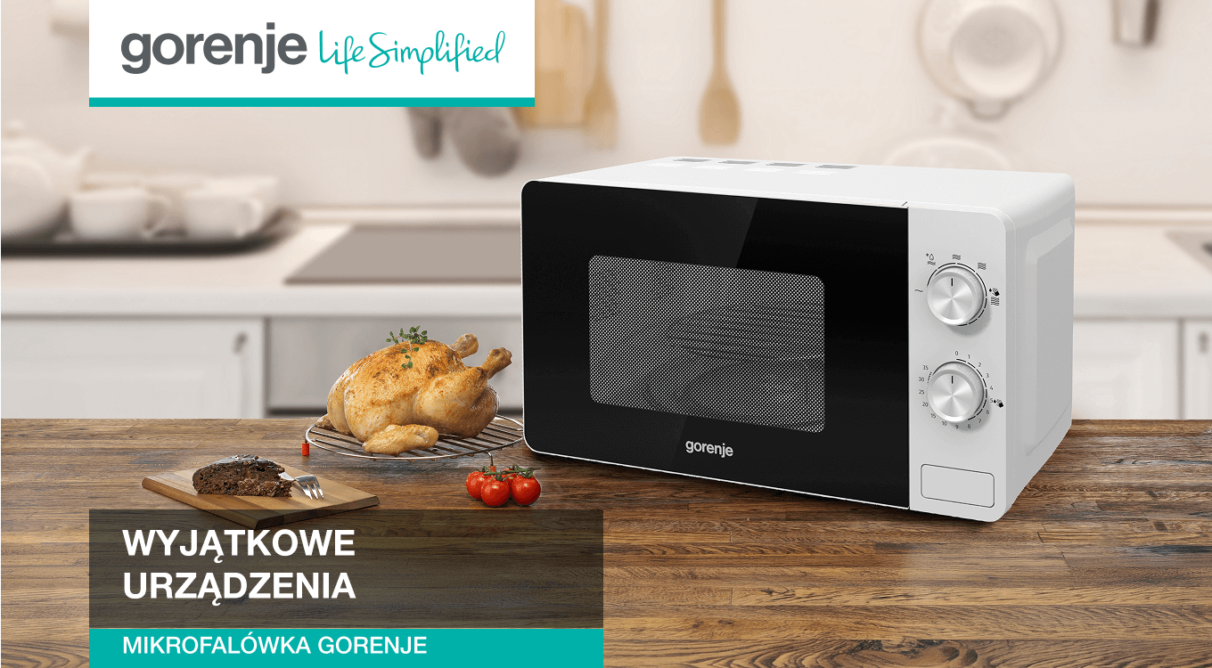 Mikrofalówka Gorenje w białej obudowie stoi na drewnianym blacie kuchennym; obok znajduje się pieczony kurczak, deska z deserem i pomidory. Na grafice widoczny jest napis „Wyjątkowe urządzenia – Mikrofala Gorenje” oraz logo Gorenje.