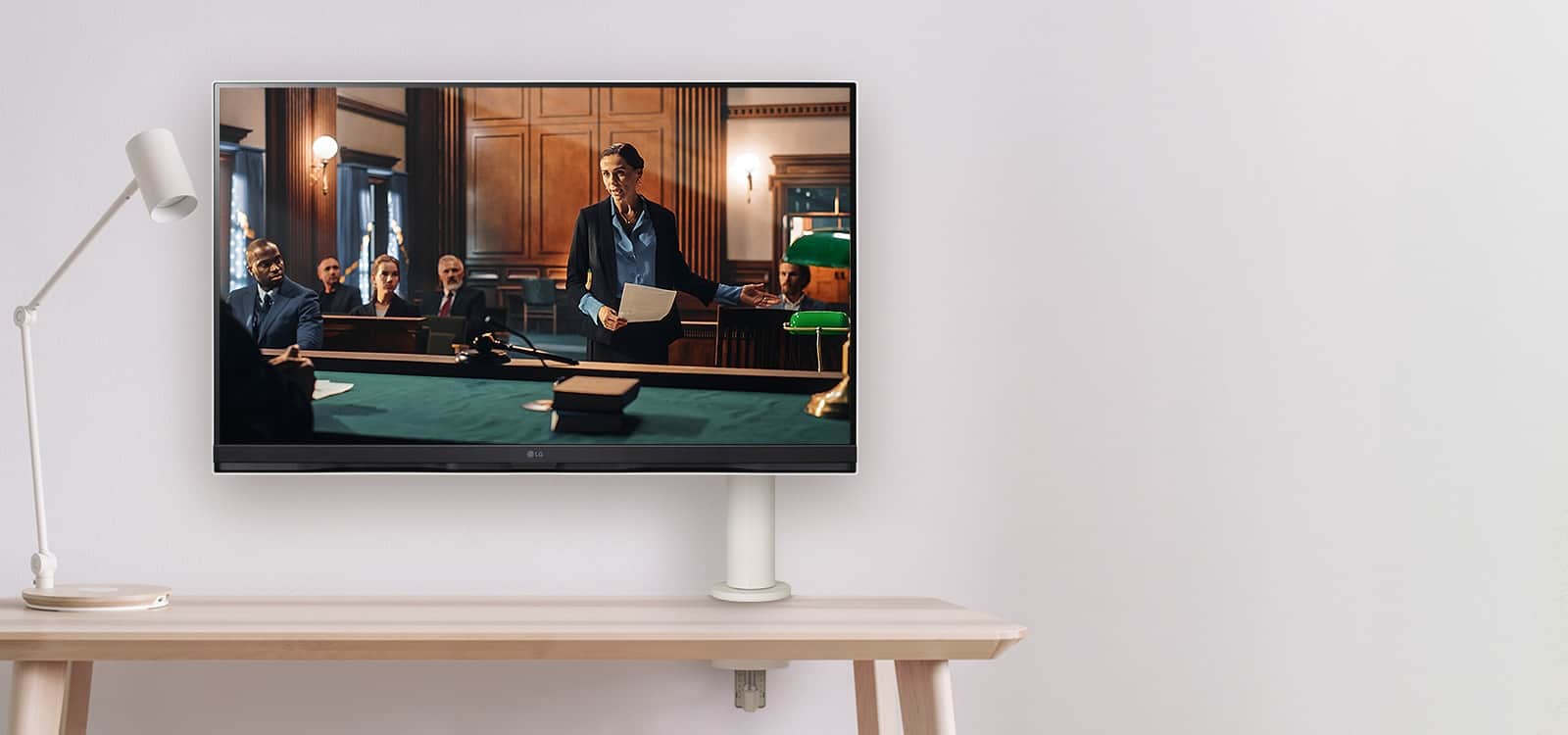 Ekran UHD 4K 32-calowy, zapewnia wyraźny obraz i wierne odwzorowanie kolorów dzięki 90% pokryciu DCI-P3.