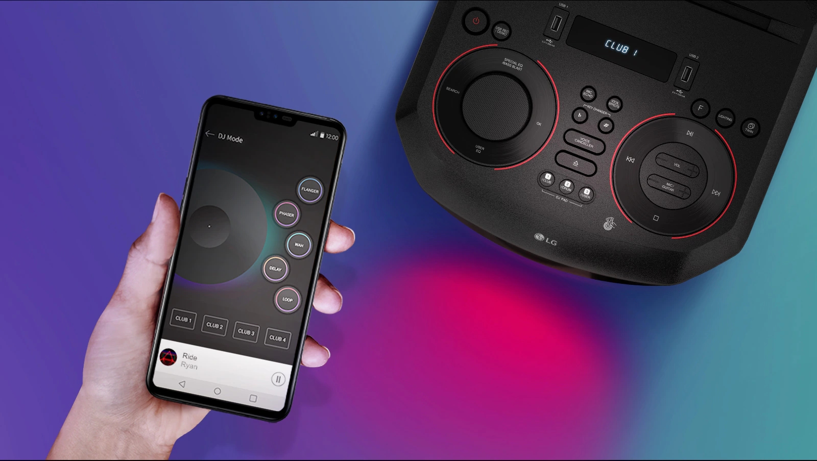 Ręka trzymająca smartfon obok urządzenia LG XBOOM widzianego z góry.