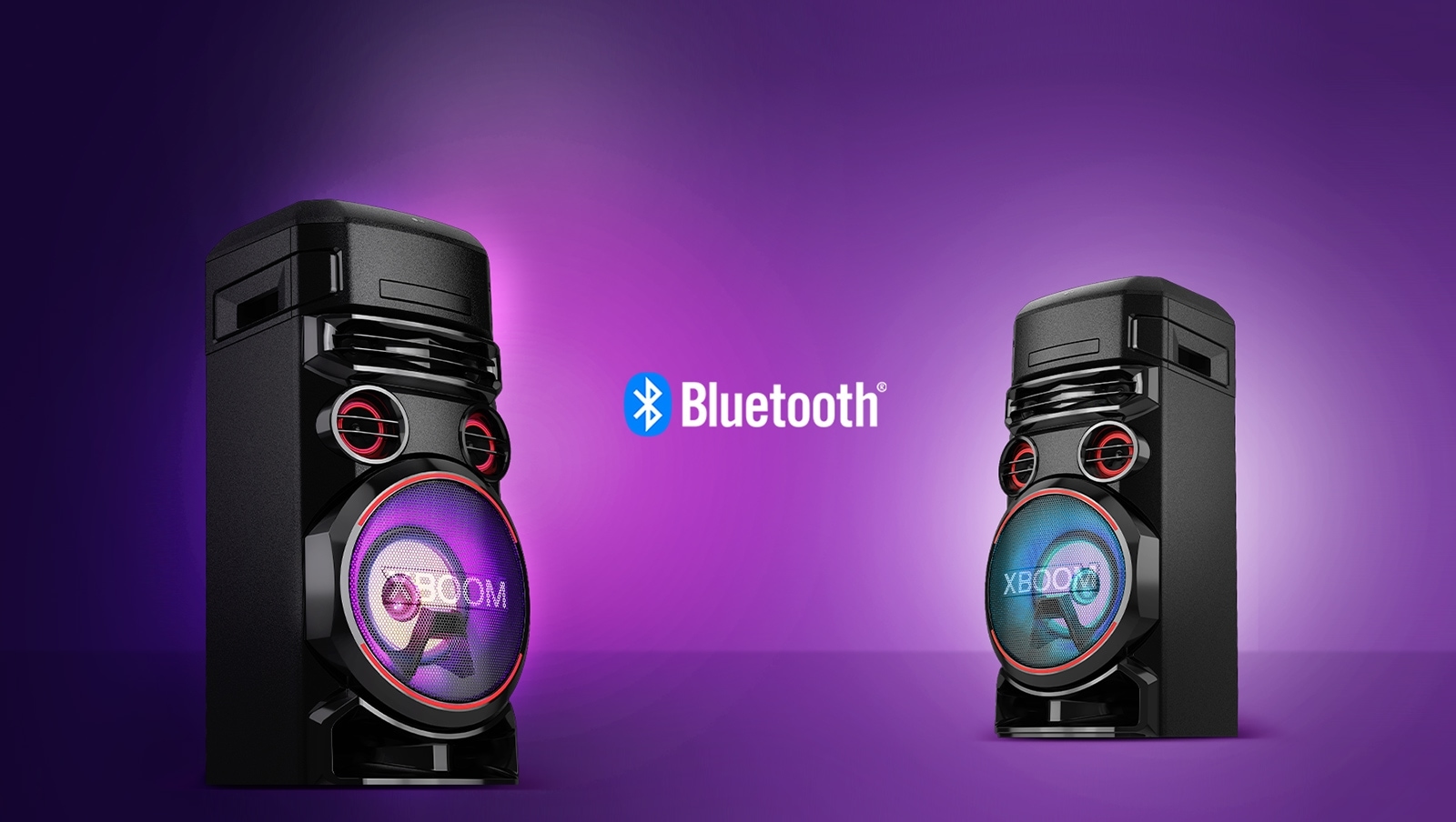 Dwa głośniki LG XBOOM ustawione przodem do siebie pod kątem na fioletowym tle z logo Bluetooth między nimi.