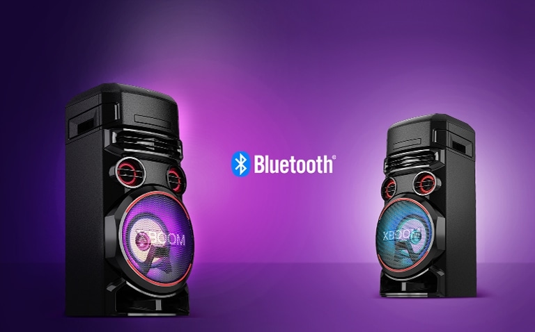 Dwa głośniki LG XBOOM ustawione przodem do siebie pod kątem na fioletowym tle z logo Bluetooth między nimi.