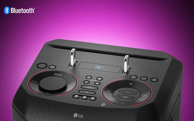 Zbliżenie na przyciski u góry głośnika LG XBOOM i dwie podłączone pamięci USB. W lewym górnym rogu jest widoczne logo Bluetooth.
