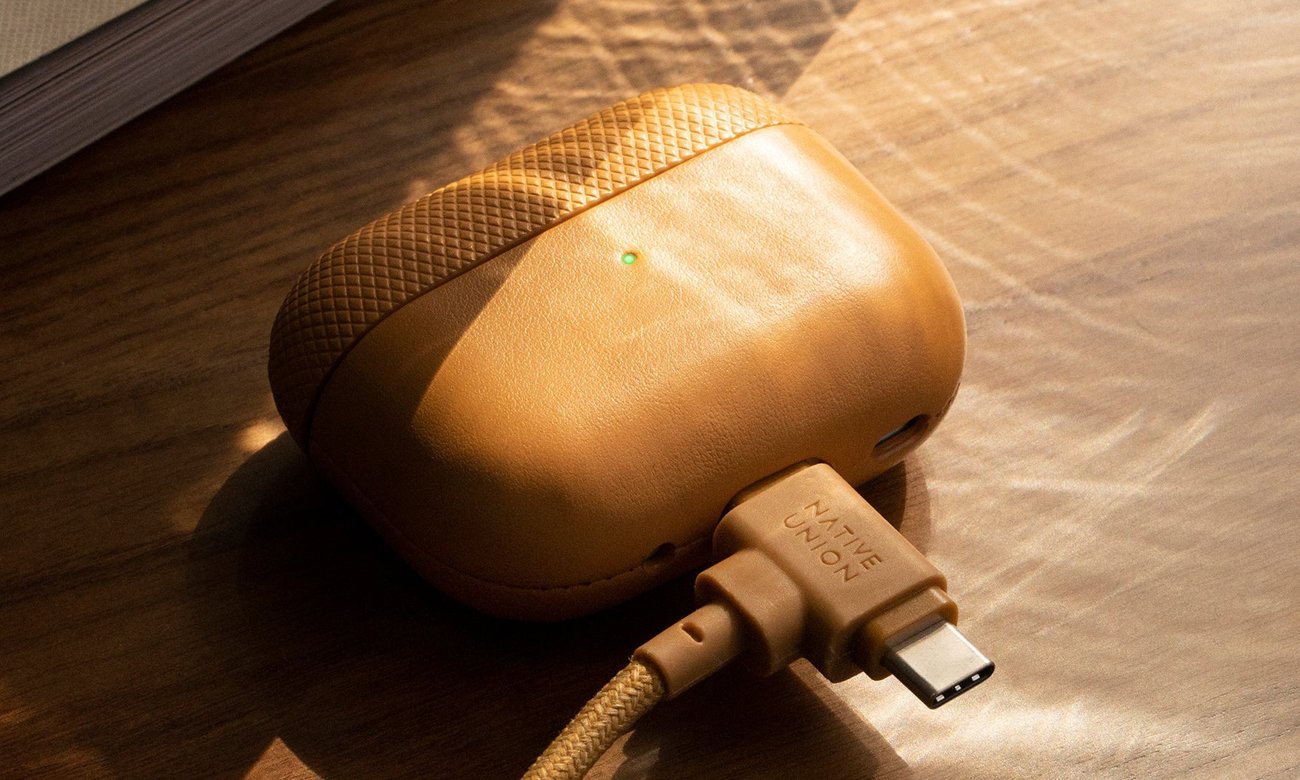 Etui na słuchawki Native Union (Re)Classic Case do AirPods Pro 2. gen. Kraft - Grafika lifestyle