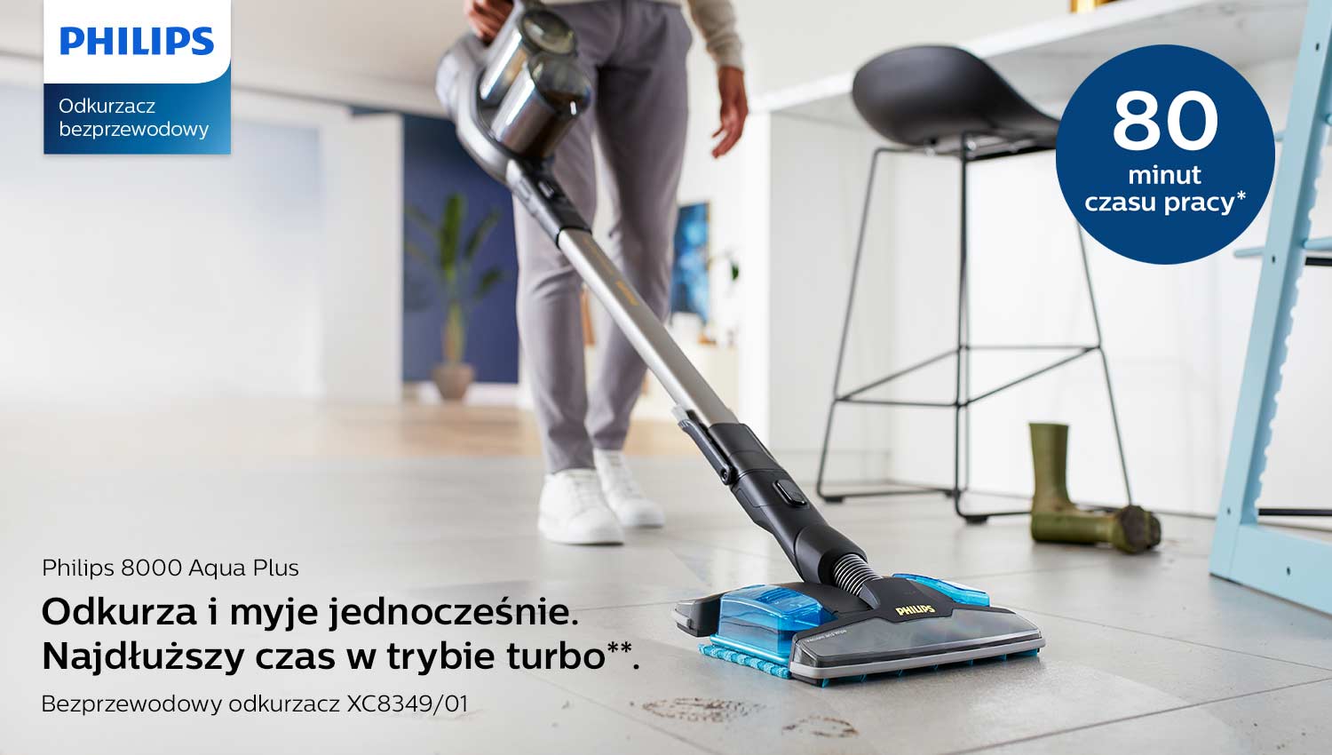 Odkurzacz myjący Philips 8000 Aqua Plus prezentowany w trakcie pracy
