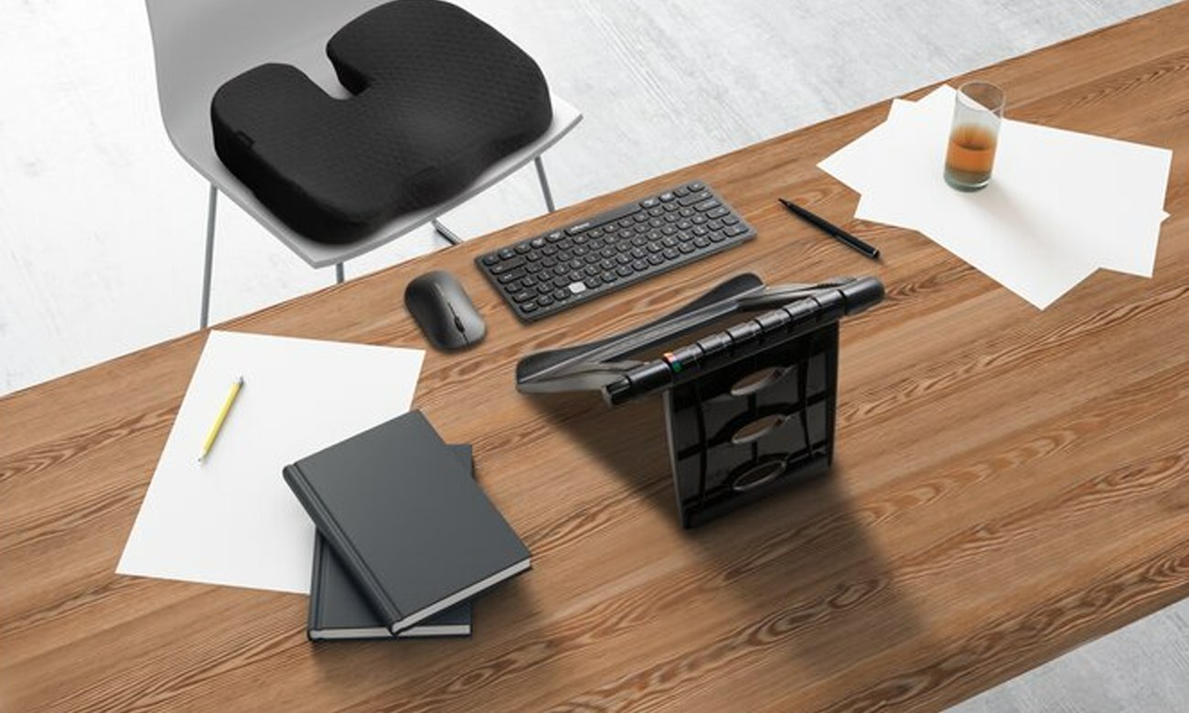 Kensington SmartFit Easy Riser na biurku z laptopem