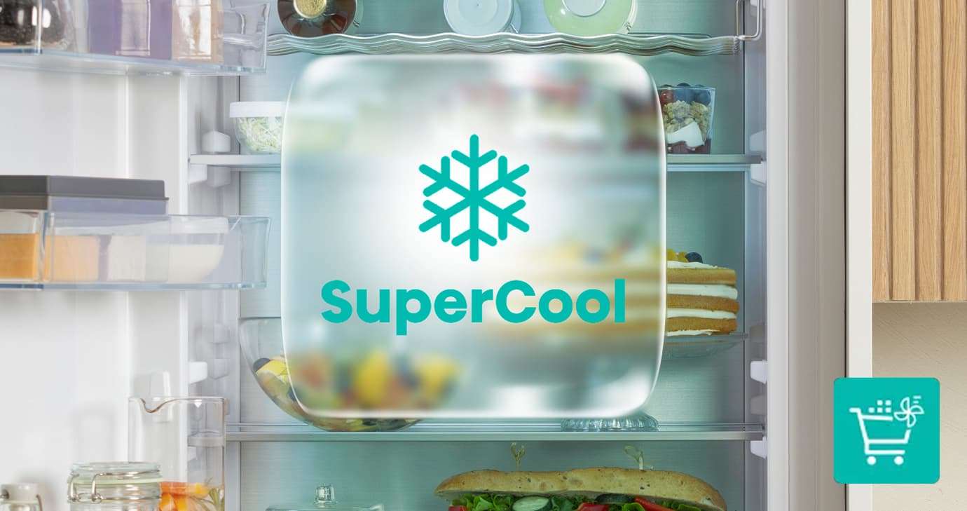 Ikona z płatkiem śniegu i nazwą funkcji SuperCool, a w tle wnętrze otwartej lodówki pełnej produktów spożywczych.