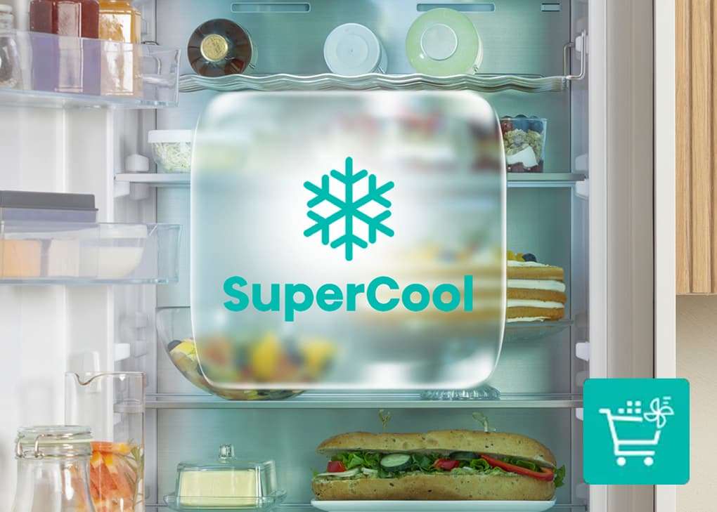 Ikona z płatkiem śniegu i nazwą funkcji SuperCool, a w tle wnętrze otwartej lodówki pełnej produktów spożywczych.