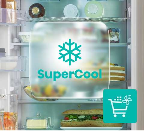 Ikona z płatkiem śniegu i nazwą funkcji SuperCool, a w tle wnętrze otwartej lodówki pełnej produktów spożywczych.