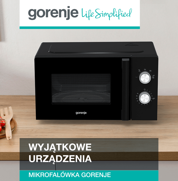 Biała kuchenka mikrofalowa marki Gorenje stojąca na drewnianym blacie kuchennym. Obok znajdują się warzywa na desce do krojenia oraz ceramiczny dzbanek. W lewym górnym rogu widoczne logo Gorenje z hasłem „Life Simplified”.