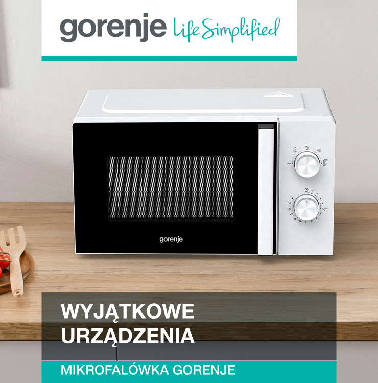 Biała kuchenka mikrofalowa marki Gorenje stojąca na drewnianym blacie kuchennym. Obok znajdują się warzywa na desce do krojenia oraz ceramiczny dzbanek. W lewym górnym rogu widoczne logo Gorenje z hasłem „Life Simplified”.
