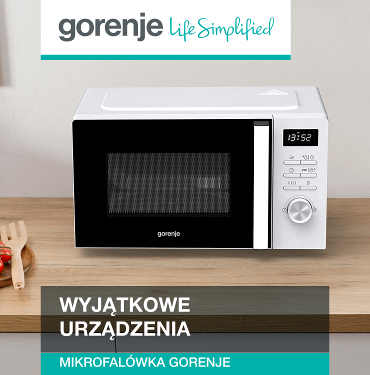 Biała kuchenka mikrofalowa marki Gorenje stojąca na drewnianym blacie kuchennym. Obok znajdują się warzywa na desce do krojenia oraz ceramiczny dzbanek. W lewym górnym rogu widoczne logo Gorenje z hasłem „Life Simplified”.