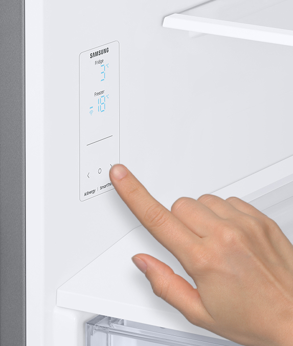 Zdjęcie pokazuje panel przeznaczony do kontrolowania temperatury w chłodziarce i zamrażarce