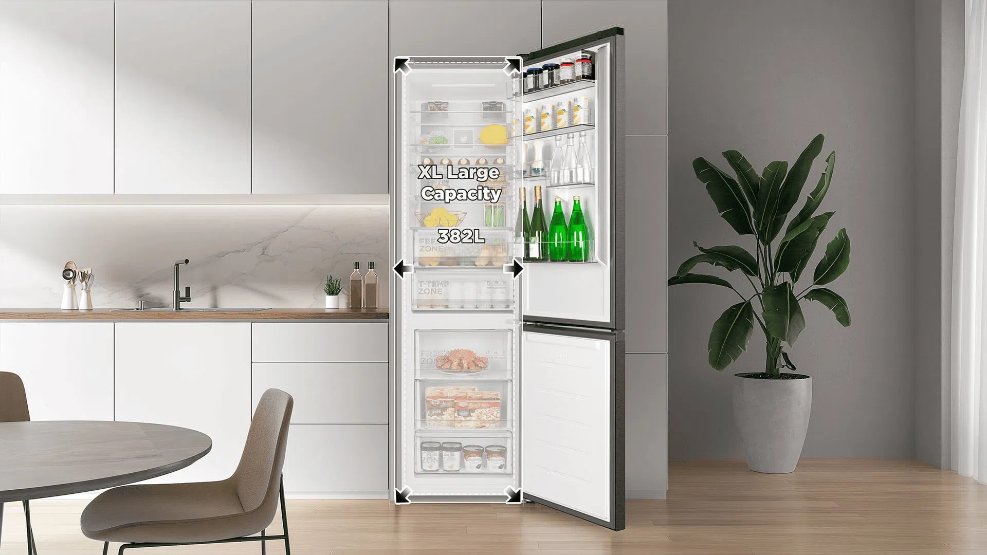 Lodówka TCL w kuchni, otwarta, prezentuje pojemność XL Large Capacity 382L, z widocznymi napojami i jedzeniem.