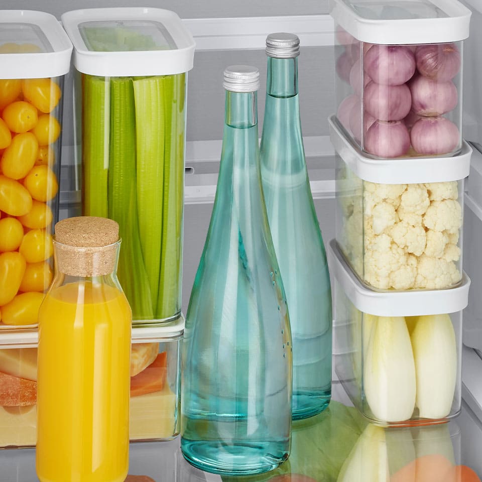 Zdjęcie półki z hartowanego szkła, na której ułożone są różnorodne produkty