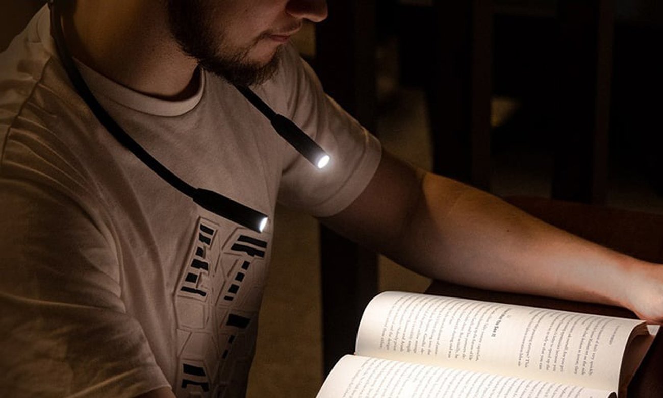 Lampka do czytania Yeelight LED Neck Book Light - Grafika lifestyle