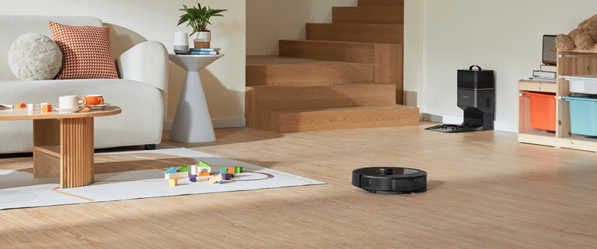 Roborock Q8 Max+ odkurzający podłogę w jasnym salonie
