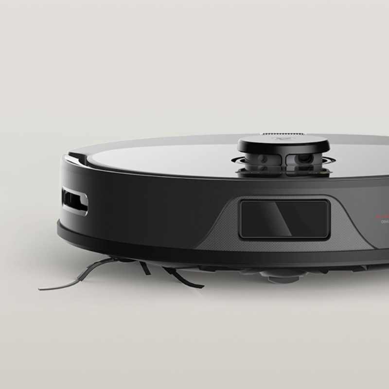 Robot sprzątający Roborock Q8 Max+ widziany z przodu na szarym tle
