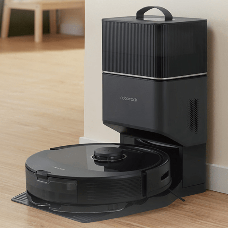 Roborock Q8 Max+ w stacji opróżniania ustawionej pod ścianą w mieszkaniu