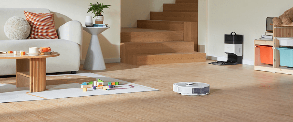 Roborock Q8 Max+ odkurzający podłogę w jasnym salonie
