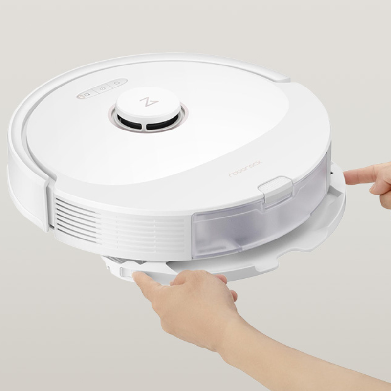 Dłonie demontujące moduł mopujący robota Roborock Q8 Max+
