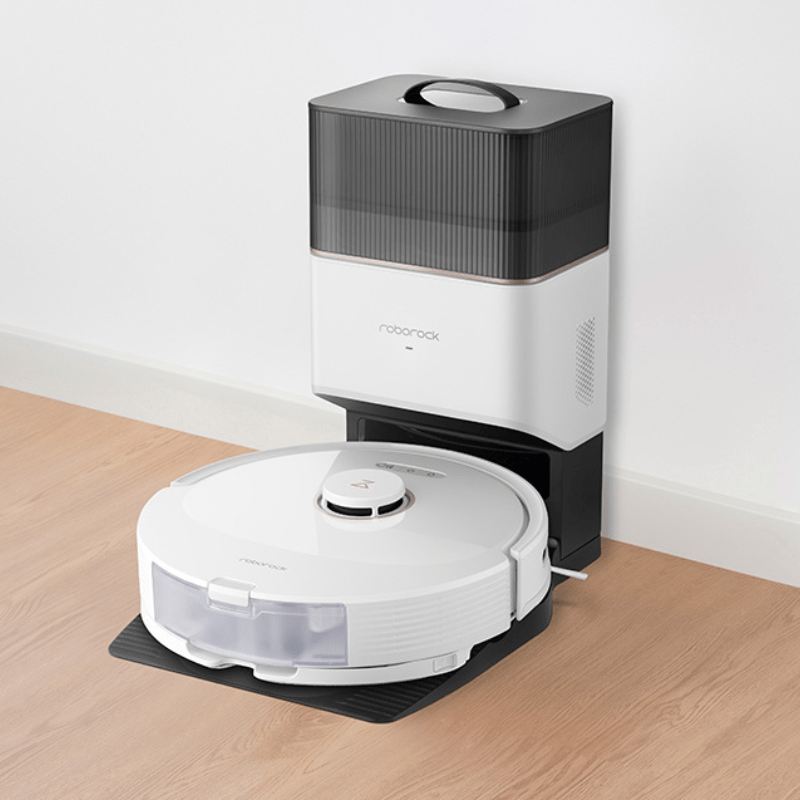Robot sprzątający Roborock Q8 Max+ w stacji dokującej ustawionej pod ścianą