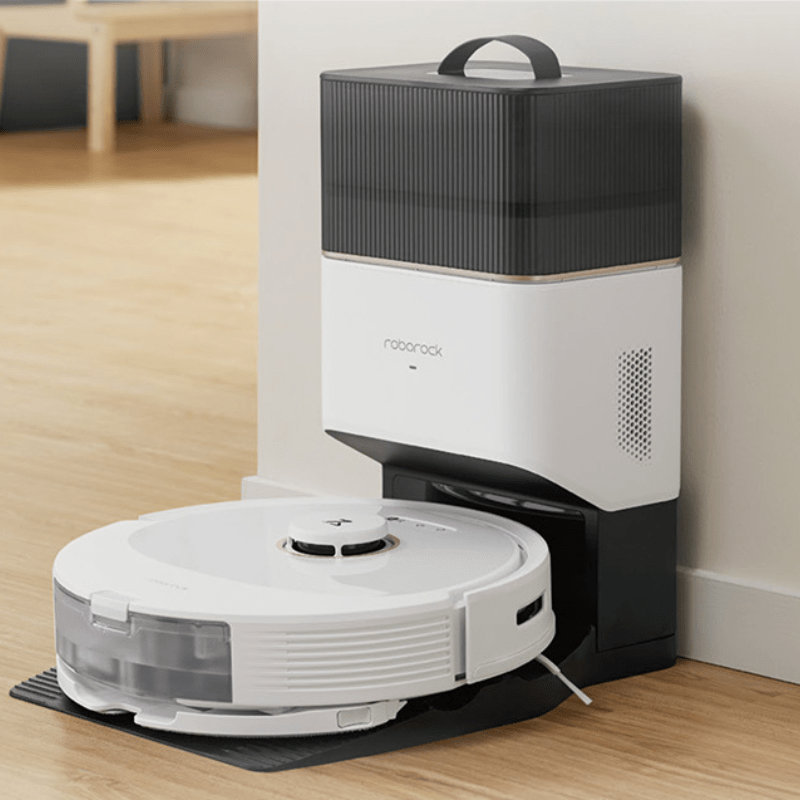 Roborock Q8 Max+ w stacji opróżniania ustawionej pod ścianą w mieszkaniu