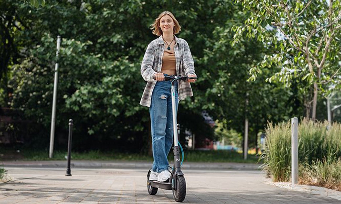 Hulajnoga elektryczna Motus Scooty 10 Lite Gen5 - Grafika lifestyle
