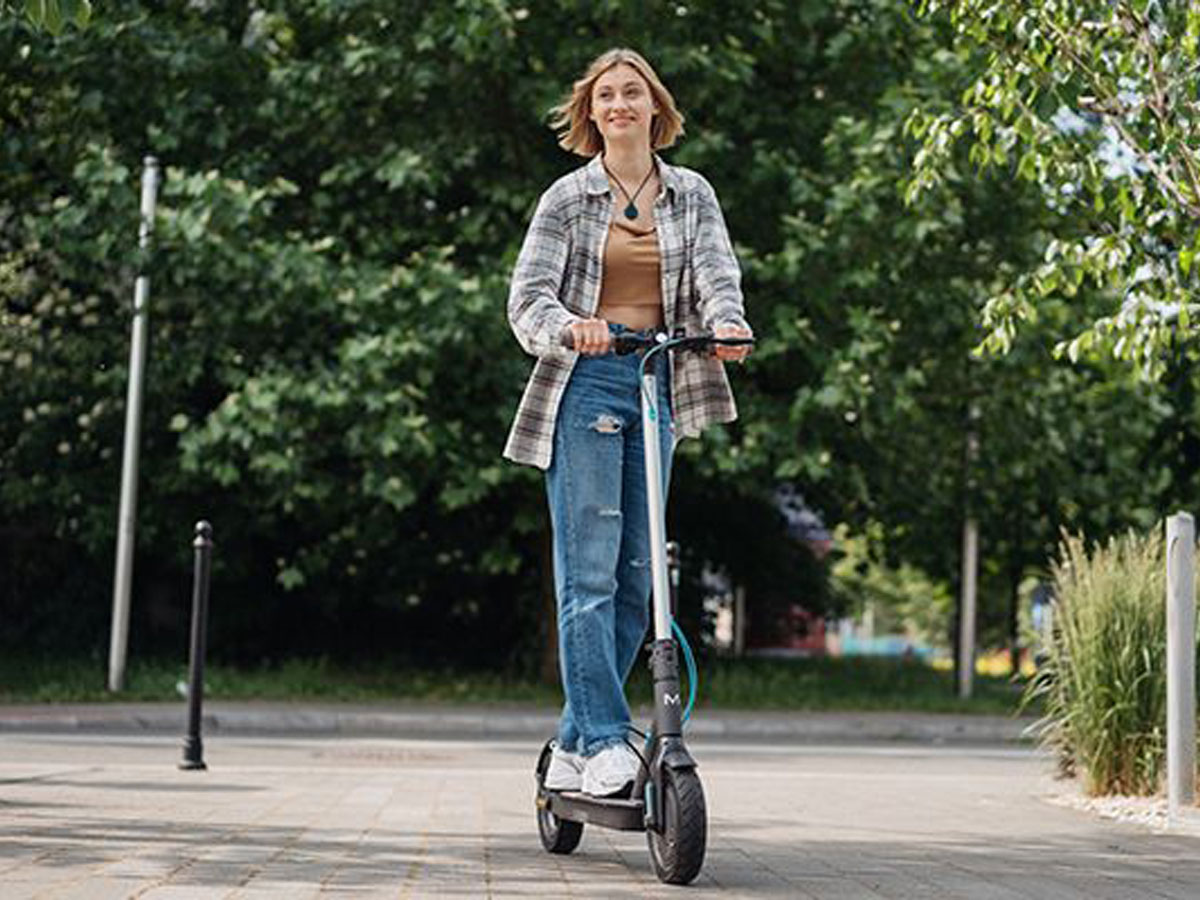Hulajnoga elektryczna Motus Scooty 10 Lite Gen5 - Grafika lifestyle