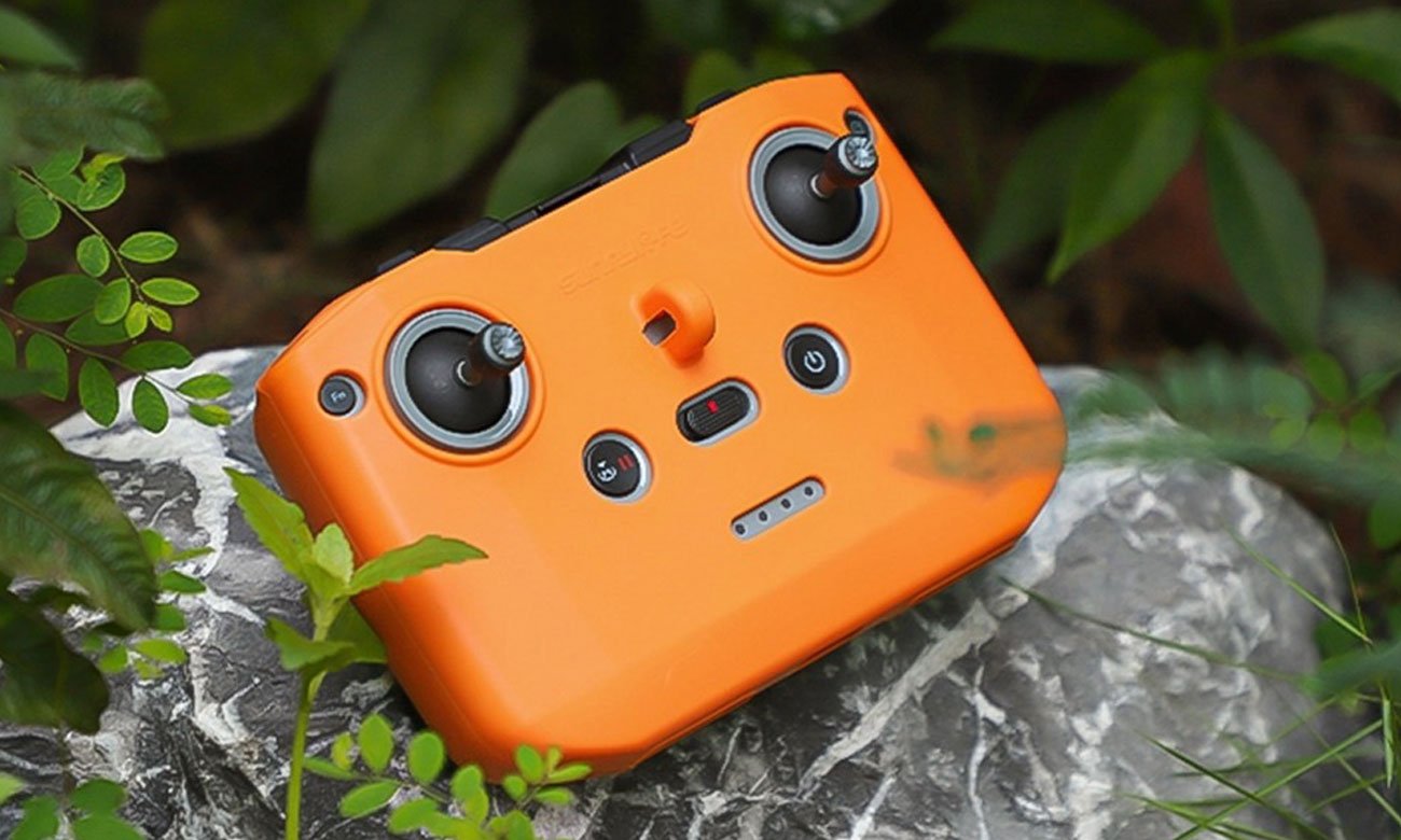 Silikonowa osłona Sunnylife do DJI RC-N1 / RC-N2 / RC-N3 w kolorze pomarańczowym - grafika lifestyle