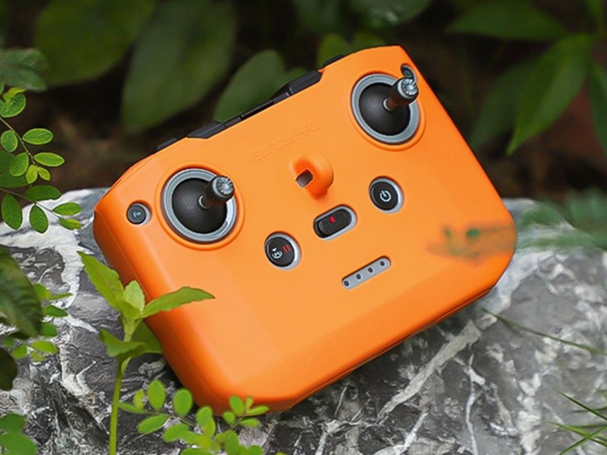 Silikonowa osłona Sunnylife do DJI RC-N1 / RC-N2 / RC-N3 w kolorze pomarańczowym - grafika lifestyle