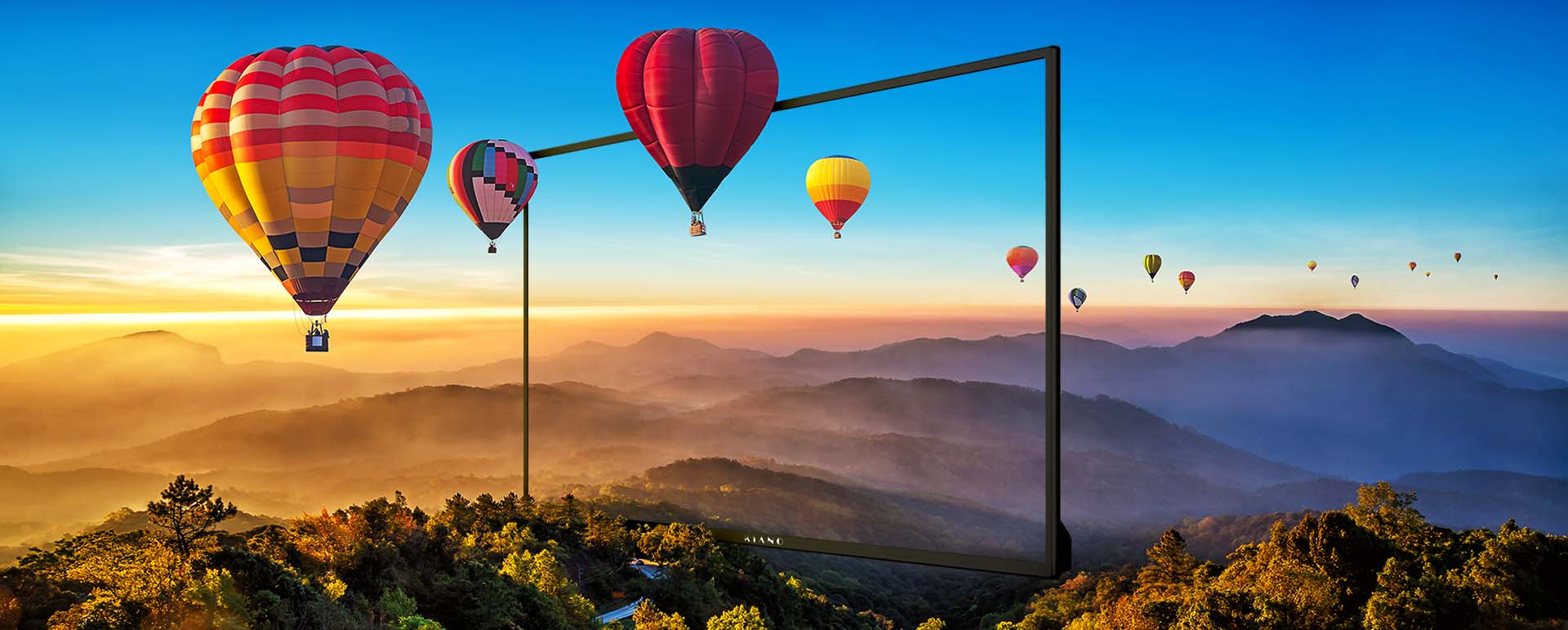Słoneczny widok na góry z balonami