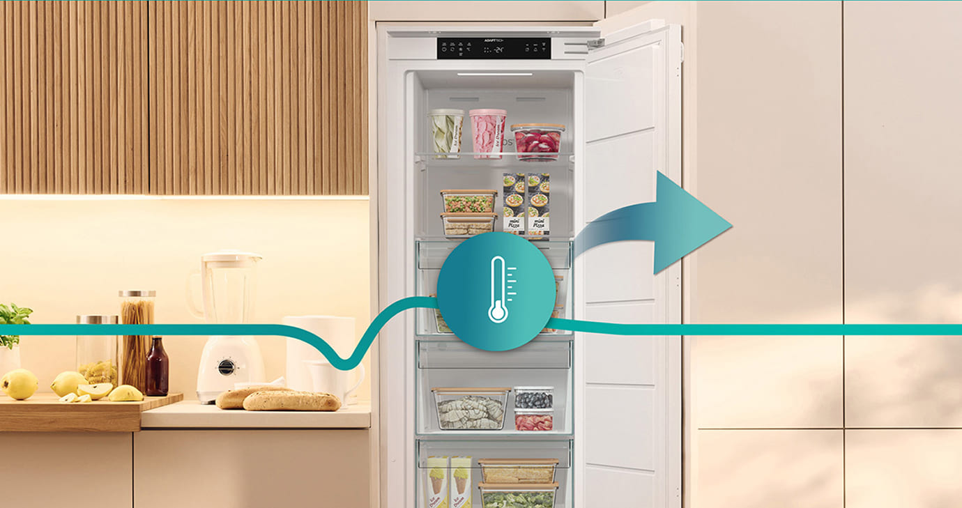 Otwarta zamrażarki Gorenje w nowoczesnej kuchni, z zaznaczonym symbolem termometru i strzałką – ilustracja równomiernej cyrkulacji chłodnego powietrza i utrzymania stabilnej temperatury wewnątrz.