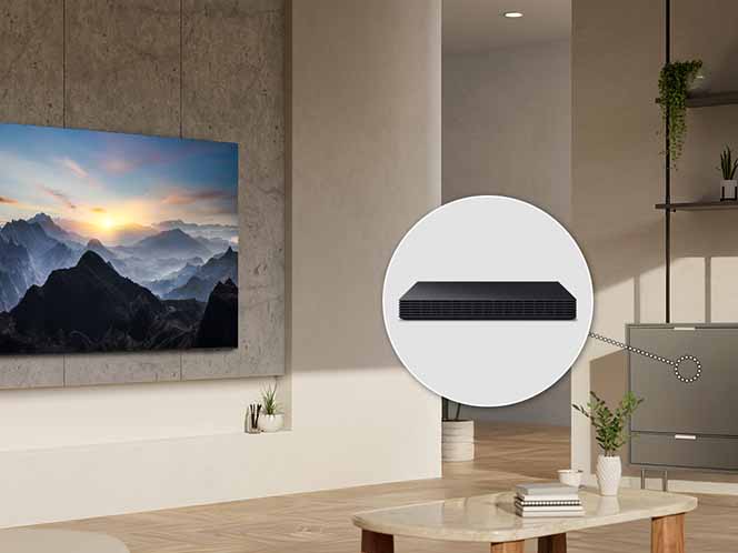 W salonie na ścianie wisi Telewizor Samsung Neo QLED 9K Mini LED QN990F, obok Bezprzewodowy Moduł One Connect 