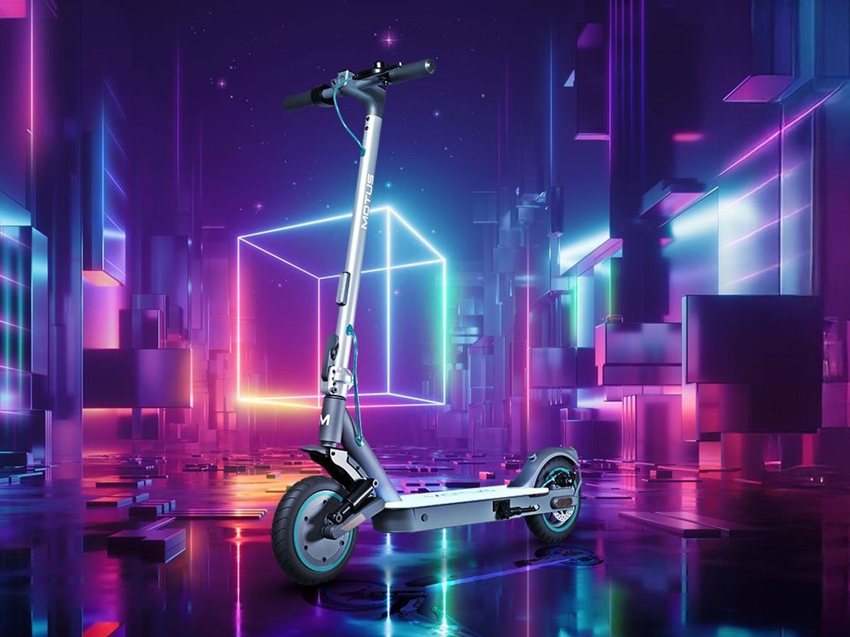 Hulajnoga elektryczna Motus Scooty 8.5 NeoLite - Widok od przodu pod kątem, grafika z tłem