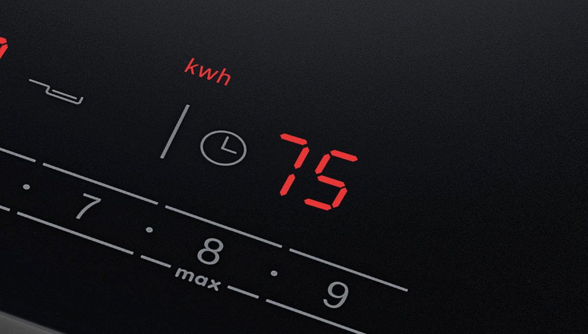 Panel sterujący płyty indukcyjnej z wyświetlonym zużyciem energii.