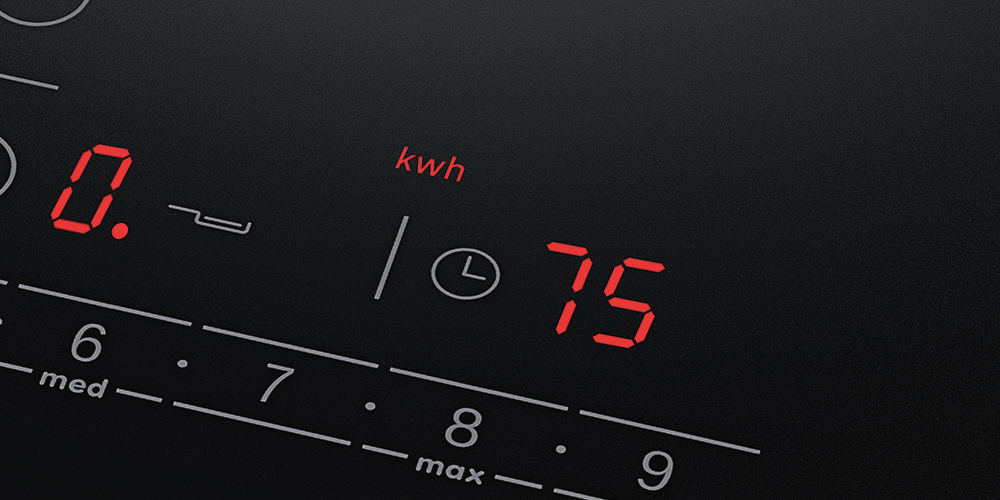 Panel sterujący płyty indukcyjnej z widocznym wskaźnikiem zużycia energii i aktywnym timerem wyłączenia.