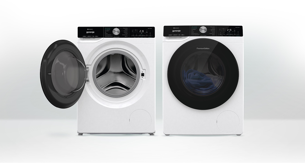 Dwie pralki Gorenje stojące obok siebie, po lewej z otwartymi drzwiami, po prawej z zamkniętymi