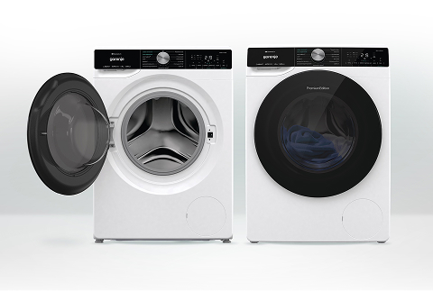 Dwie pralki Gorenje stojące obok siebie, po lewej z otwartymi drzwiami, po prawej z zamkniętymi