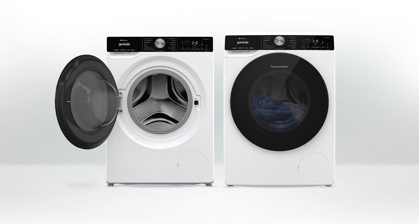 Dwie pralki Gorenje stojące obok siebie, po lewej z otwartymi drzwiami, po prawej z zamkniętymi