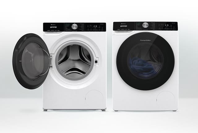 Dwie pralki Gorenje stojące obok siebie, po lewej z otwartymi drzwiami, po prawej z zamkniętymi