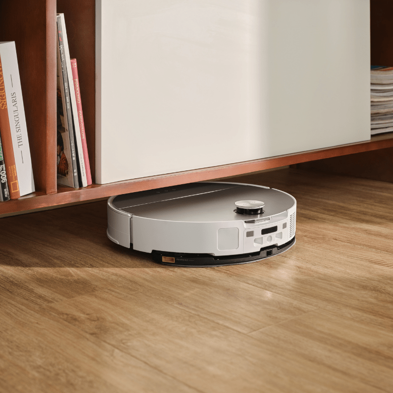 Robot sprzątający Roborock Saros 10 odkurzający podłogę pod szafką