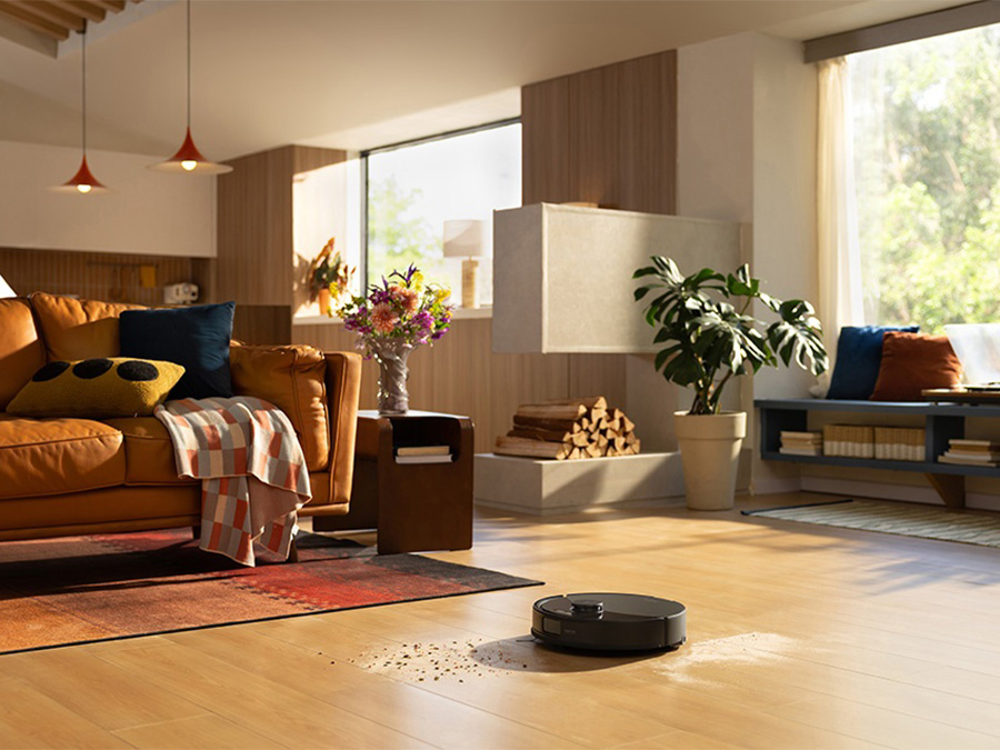 Roborock Q10 PF Black odkurza drobne okruchy na środku salonu