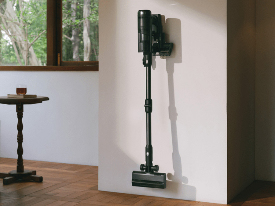 Odkurzacz Roborock H60 Ultra Black na ściennej stacji dokującej w nowoczesnym wnętrzu
