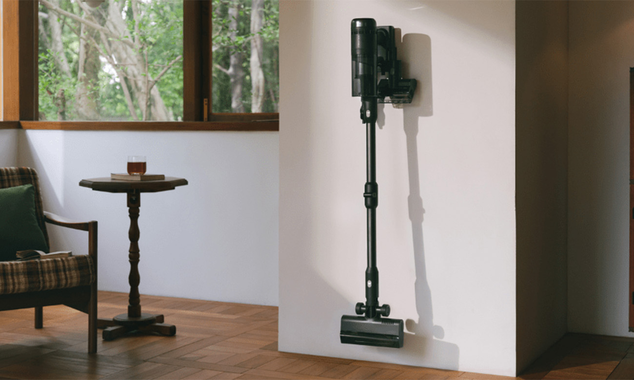 Odkurzacz Roborock H60 Ultra Black na ściennej stacji dokującej w nowoczesnym wnętrzu
