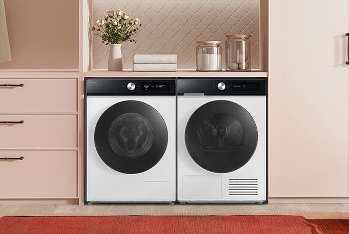 Na zdjęciu widać suszarkę Samsung Bespoke AI 9 kg w eleganckiej białej obudowie, pasującą do nowoczesnych wnętrz.