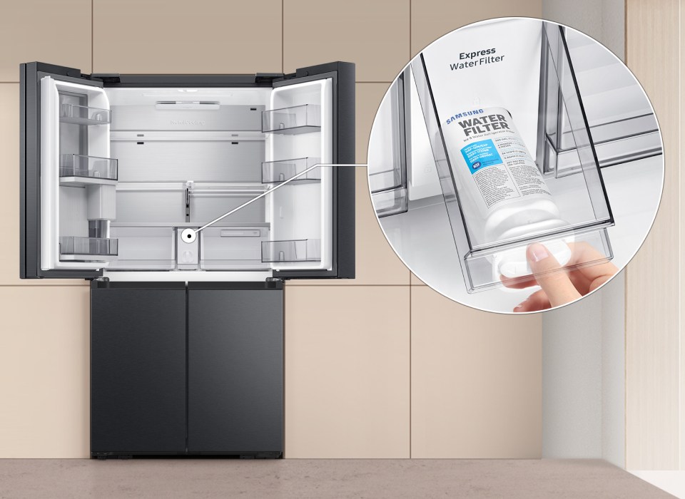 Lodówka Samsung RF65DG9H0EB1EO z wewnętrznym filtrem wody zapewnia świeżą, schłodzoną i oczyszczoną wodę, gdy tylko masz ochotę