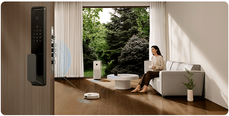 Salon z robotem sprzątającym i smart zamkiem, kobieta na sofie, widoczne połączenie urządzeń smart home