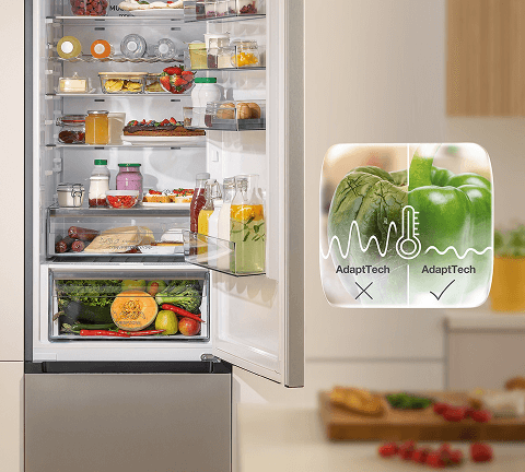 Otwarta lodówka Gorenje BigVolume i papryka podzielona na pół - po lewej zgniła, po prawej świeża dzięki systemowi AdaptTech